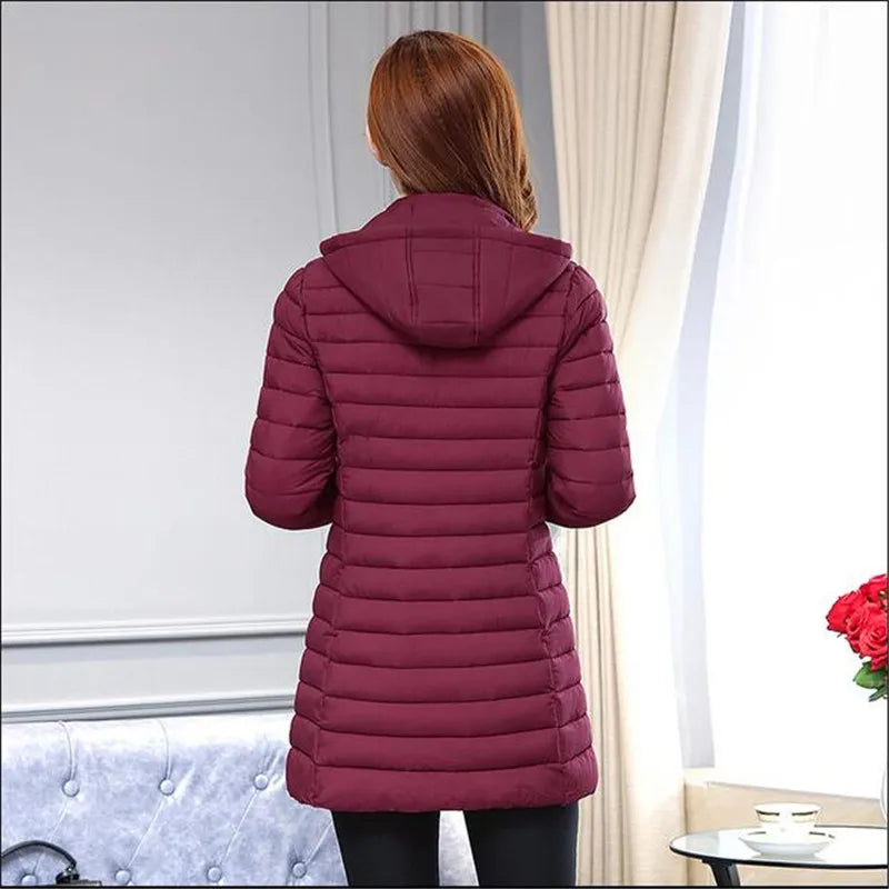 Jaqueta feminina clássica de inverno com capuz removível.