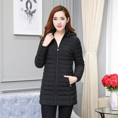 Jaqueta feminina clássica de inverno com capuz removível.