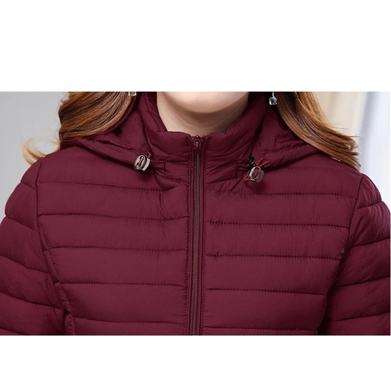 Jaqueta feminina clássica de inverno com capuz removível.