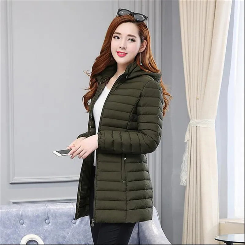 Jaqueta feminina clássica de inverno com capuz removível.