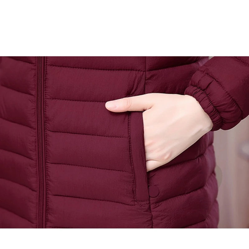Jaqueta feminina clássica de inverno com capuz removível.