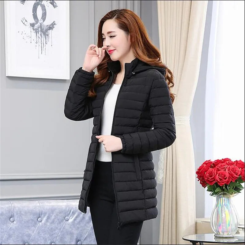 Jaqueta feminina clássica de inverno com capuz removível.