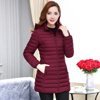 Jaqueta feminina clássica de inverno com capuz removível.