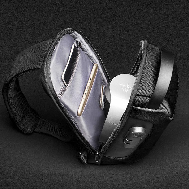 Bolsa masculina de viagem transversal de ombro, versátil e antifurto. Material à prova d'água. Conexão USB para carregamento via powerbank.