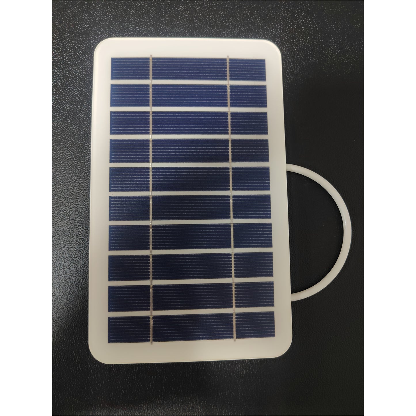 Mini painel solar portátil para carregamento de celulares, caixa de som e afins. Conexão através de cabo USB. Ideal para locais sem disponibilidade de energia elétrica: piscinas, clubes, acampamentos, uso doméstico, etc. Frete grátis.