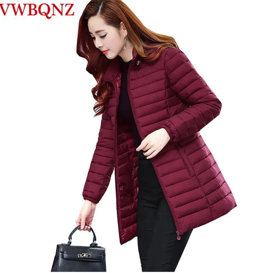 Jaqueta feminina clássica de inverno com capuz removível.